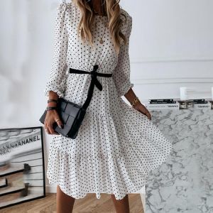 שמלה לבנה עם נקודות שחורות